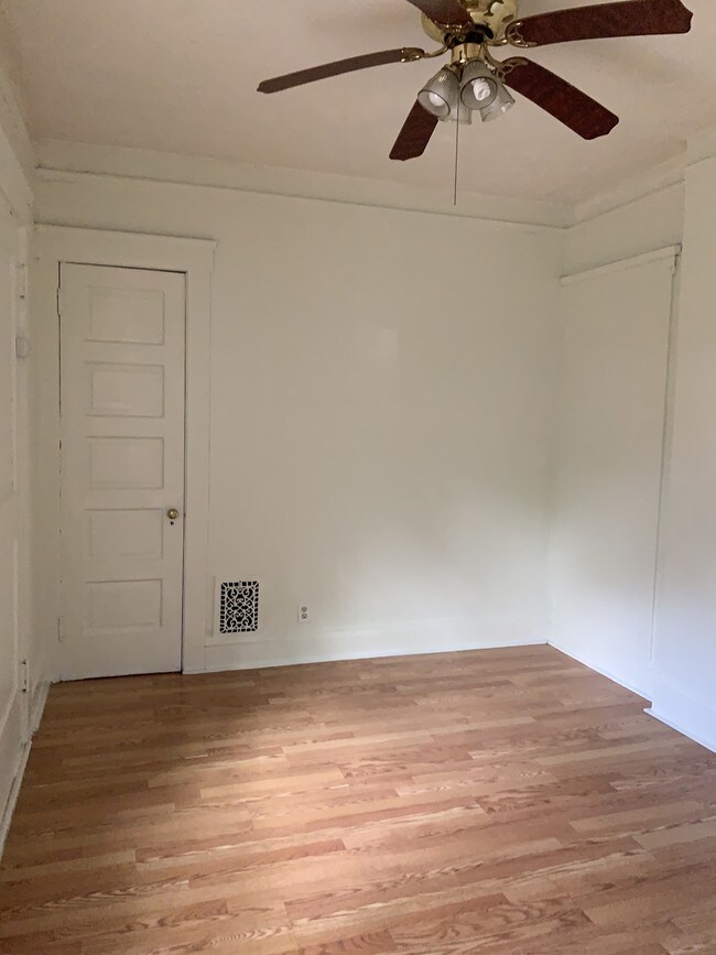 Spacious rooms new windows - 2223 Murray Hill Rd Unidad Loft