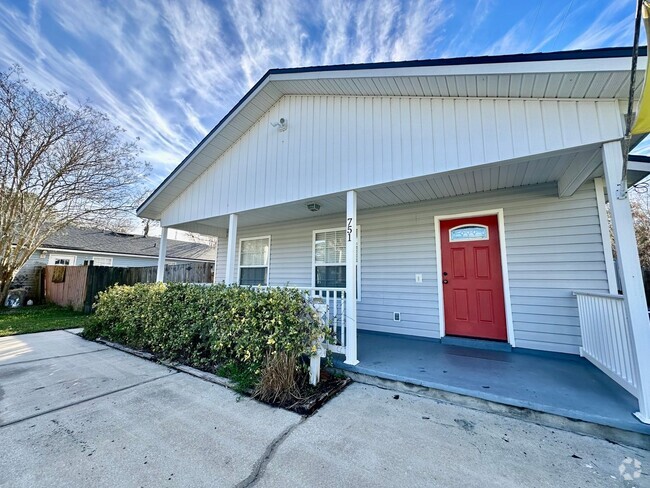 Building Photo - Charming and fully-fenced St. Augustine ho... Rental