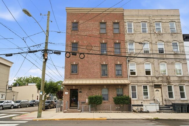 Building Photo - 21 St Pauls Ave Unit 1