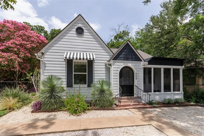 Photo - 904 Josephine St