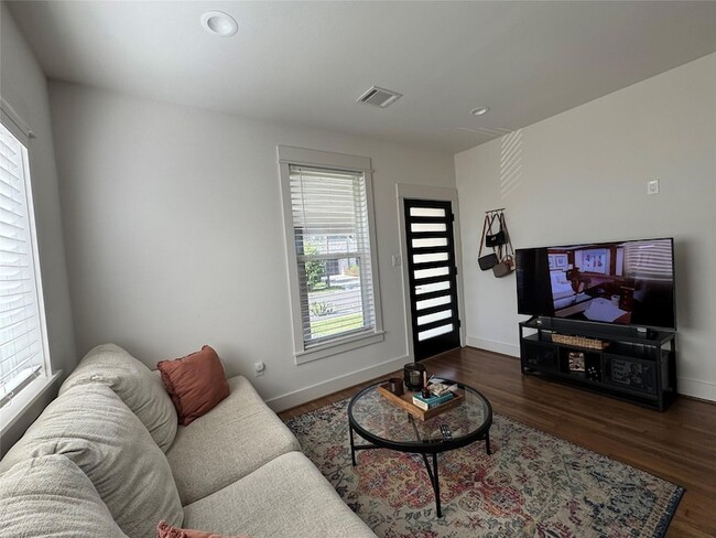 Photo - 1033 Adele St