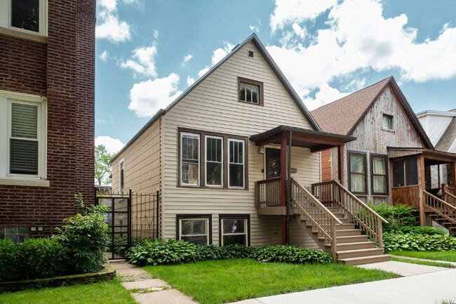 Photo - Beautiful 4 Bed 2 Bath home in the heart of Irving Park!