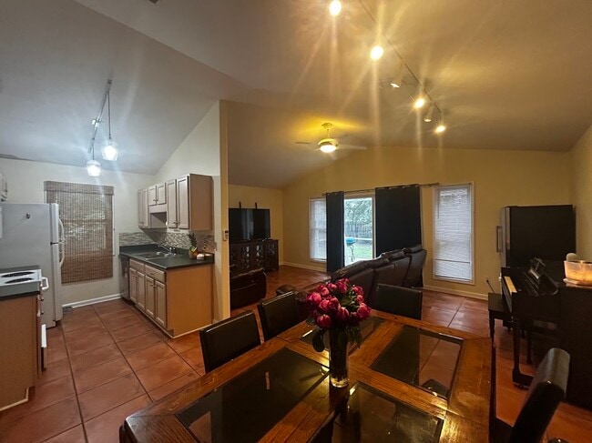Photo - 2142 Delta Way