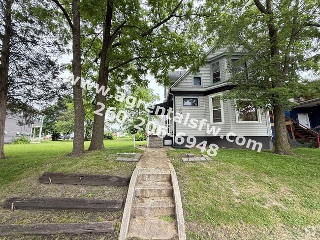 Building Photo - 2919 S Harrison St Unit 2921 Harrison St Rental