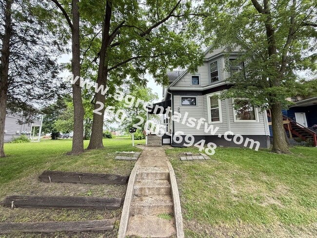 Building Photo - 2919 S Harrison St Unit 2921 Harrison St Rental
