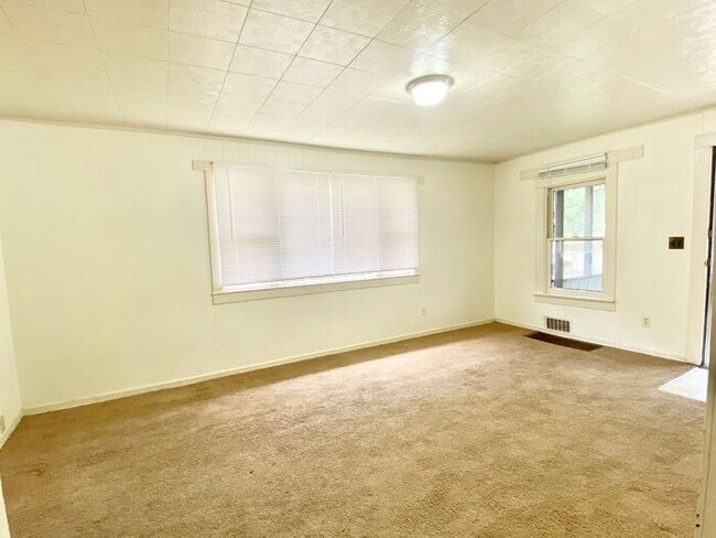 Building Photo - Fabulous 3 Bedroom 1 Bath Vintage Home in ...