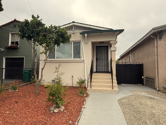 Building Photo - Move in ready -Cute and cozy 1 br house with bonus rooms