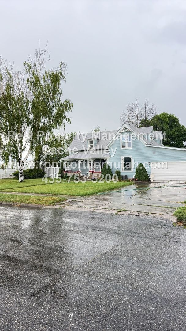Building Photo - Beautiful 5 Bedroom Home in Lewiston available NOW!