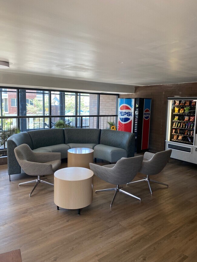 Mezzanine Lounge - Elmwood Square Apartments