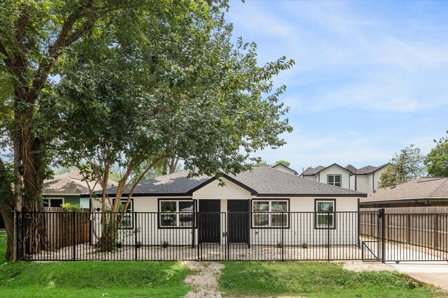 Building Photo - 306 E E 40TH 1/2 Rental