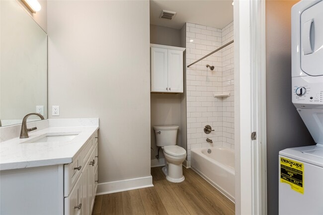 Photo - 12 Evia Main Unit 2202