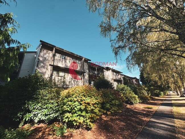 Building Photo - Evergreen Terrace South
