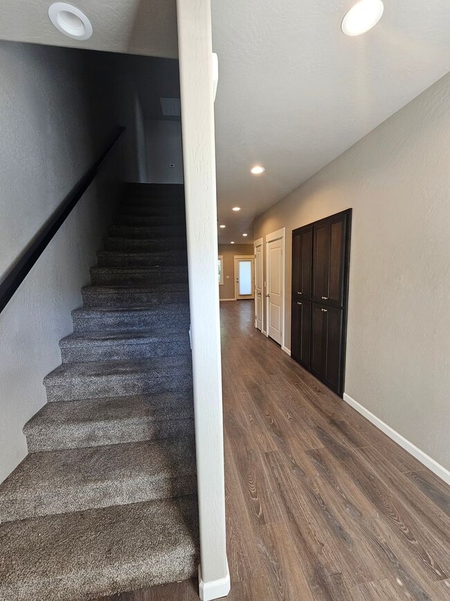 Photo - Beautiful 3 Bedroom Townhouse! Won't Last!
