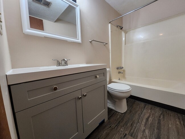 Photo - 1662 Colonial Dr