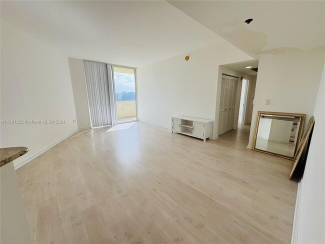 Photo - 19501 W Country Club Dr Condo Unit 1006