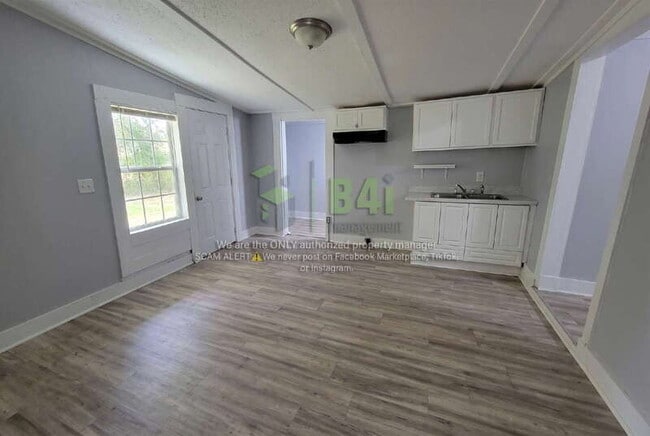 Photo - 705 Barnesville St