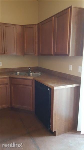 Building Photo - 3331 E Bermuda St