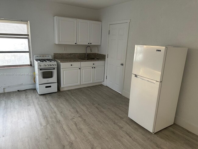 Building Photo - 1943 71st St Unit 1A Rental