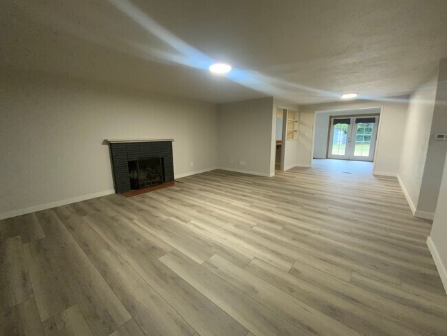 Photo - Newly renovated Lakewood Gem - Modern Comf...