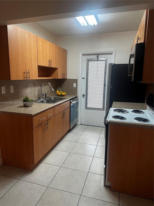 Building Photo - 1855 Plunkett St Unit 209