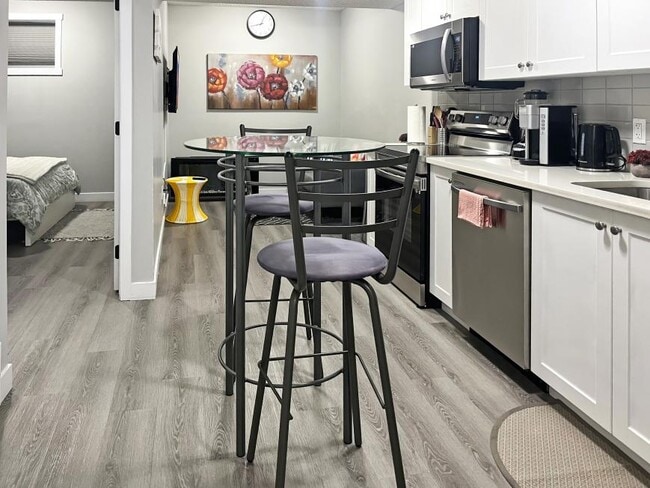 Photo - 1.0 bedroom in Edmonton Alberta T6W 3Z6 Unité Lower (Furnished)