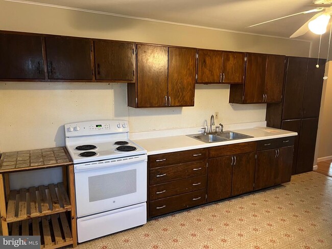 Photo - 913 S Stepney Rd