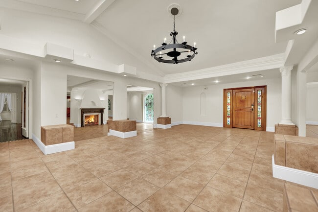 1250 Shadow Ln
