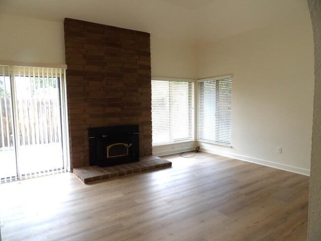 5302 N Colonial Ave Unit 102