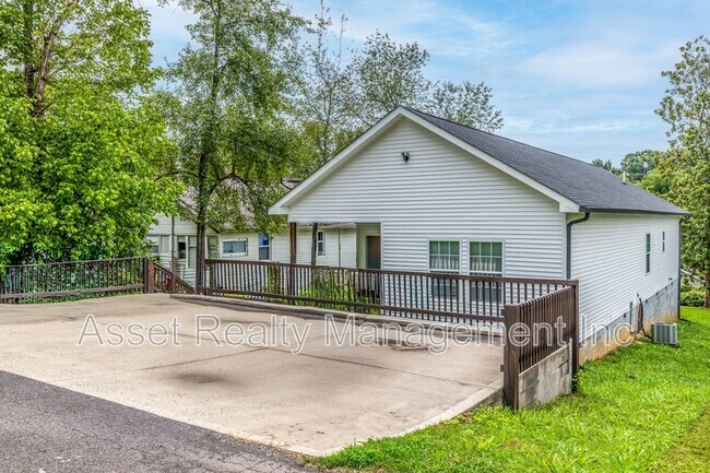 Photo - 619 Midlake Dr NE
