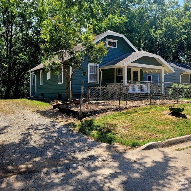 Building Photo - Large House with backyard and basement!