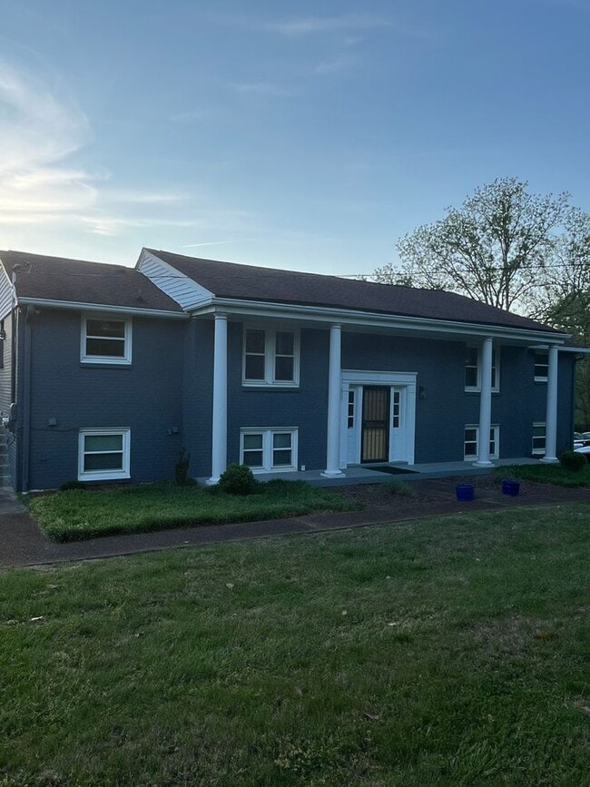 Building Photo - Multi-Generation West Meade Home