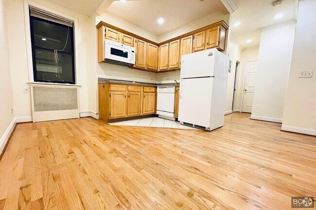 Building Photo - 1590 York Ave Unit 1A Rental