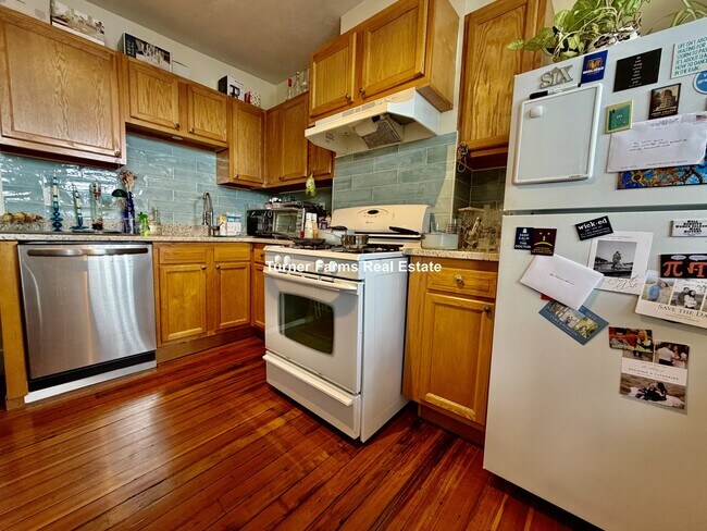 Photo - 1056 Cambridge St
