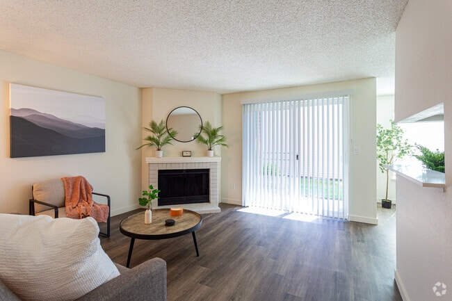 1HAB, 1BA - 693 ft² - Pointe East