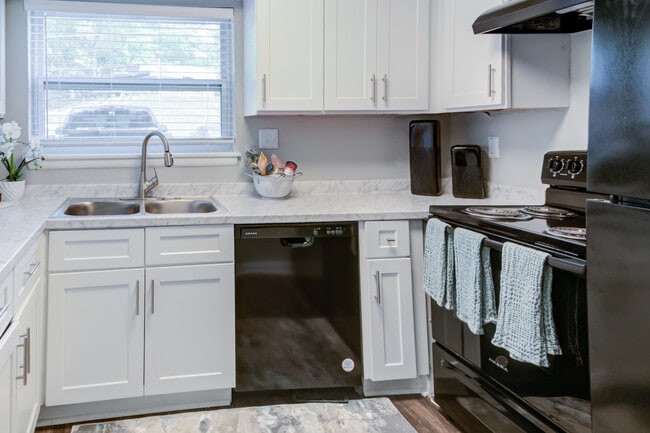 Photo - Thirty-One 32 Cypress