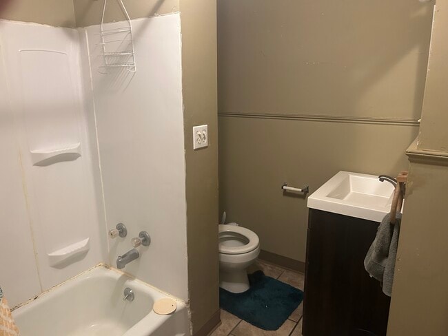 Bathroom - 305 N Lowell Ave Unit 2