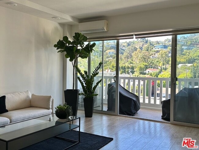 Building Photo - 999 N Doheny Dr Unit 904