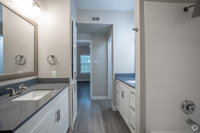 2BR, 2BA - 1259SF - Primary Bathroom