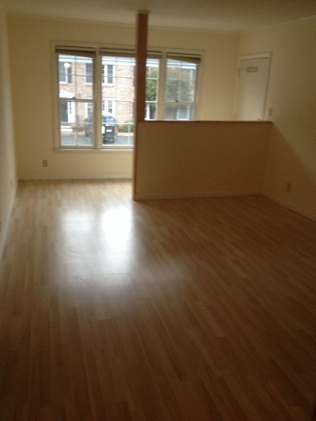 Photo - 2527 Hydraulic Rd