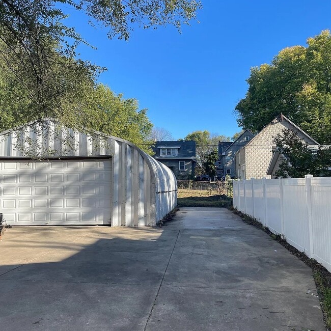 Photo - 1105 E Kansas St