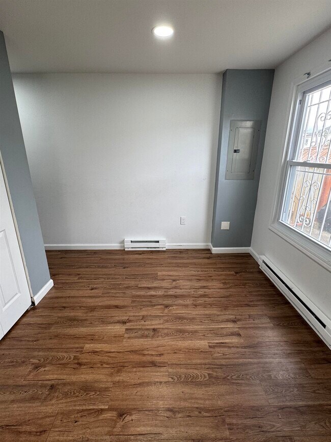 Photo - 375 WHITON St