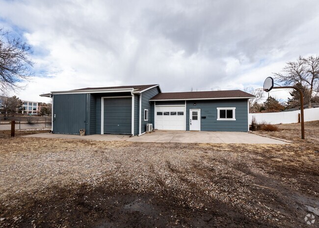 Building Photo - Centrally located cute 2 bedroom  Bungalow Rental