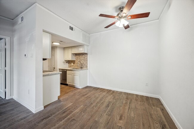 Photo - 811 Threadneedle St Unit True