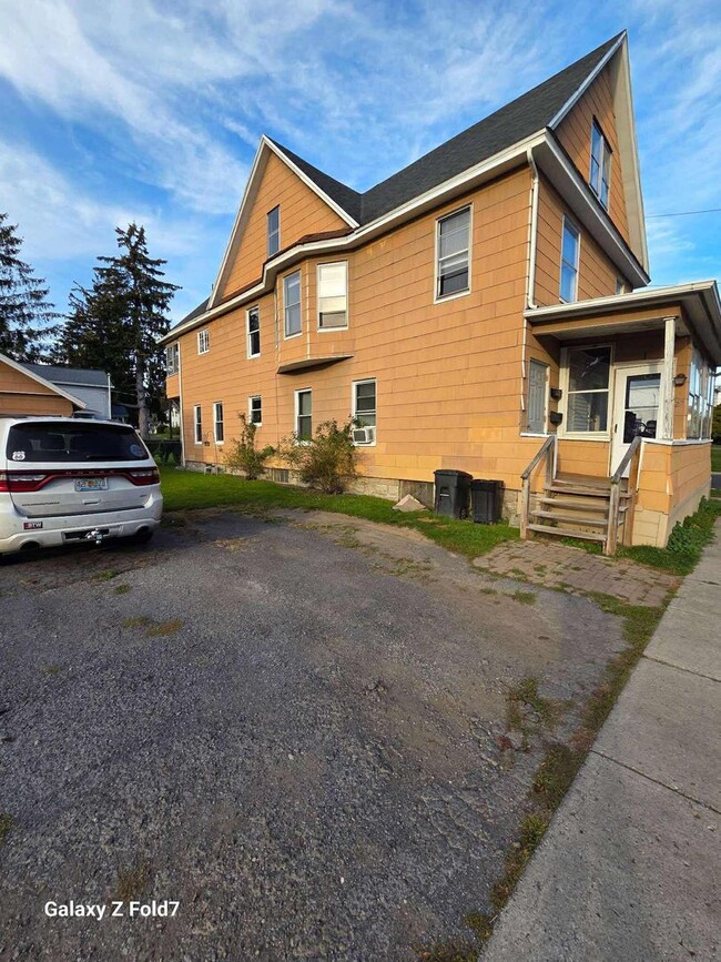 Building Photo - 23 Walnut St Unit 2