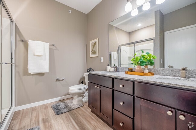 2 habitaciones, 2 baños - 1014 pies cuadrados - Baño principal - Liberty Flats