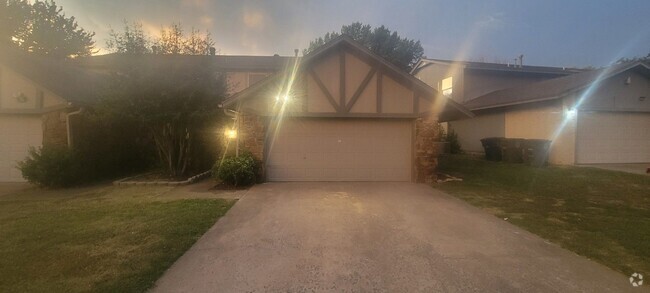 Building Photo - South Tulsa 3 bed UNION Schools Duplex. Rental