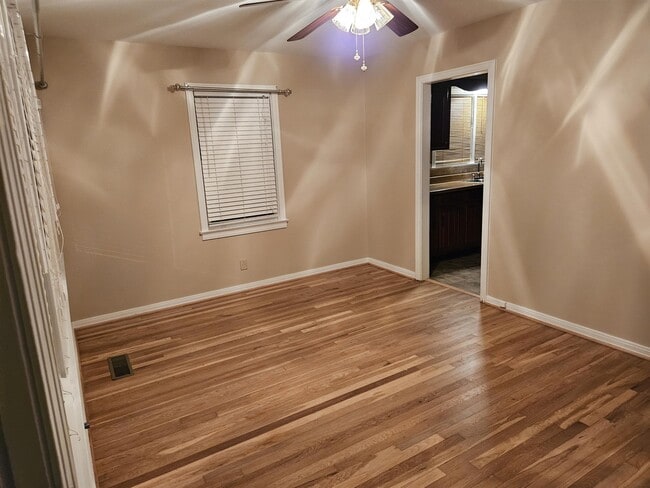 Photo - 2832 Clyburne St