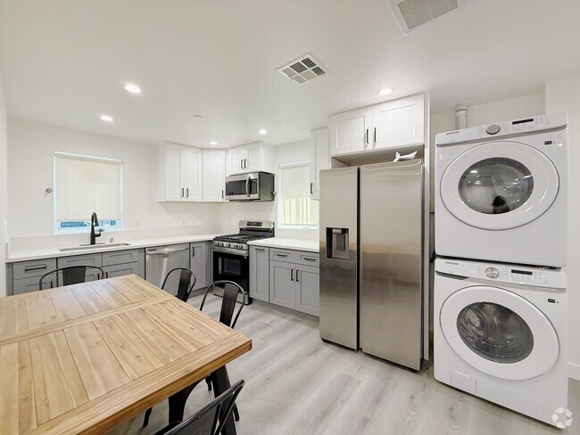 Shared kitchen - 1219 W 36th St Rental