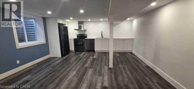 Photo - 96 Geneva Crescent Unit B