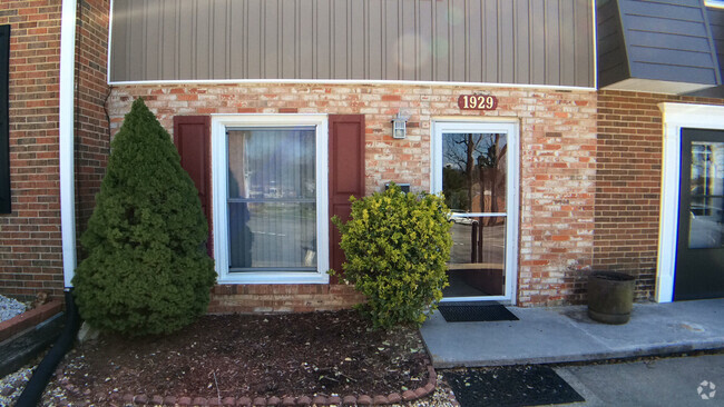 Building Photo - Blacksburg 2 Bedroom Townhouse- Available ...